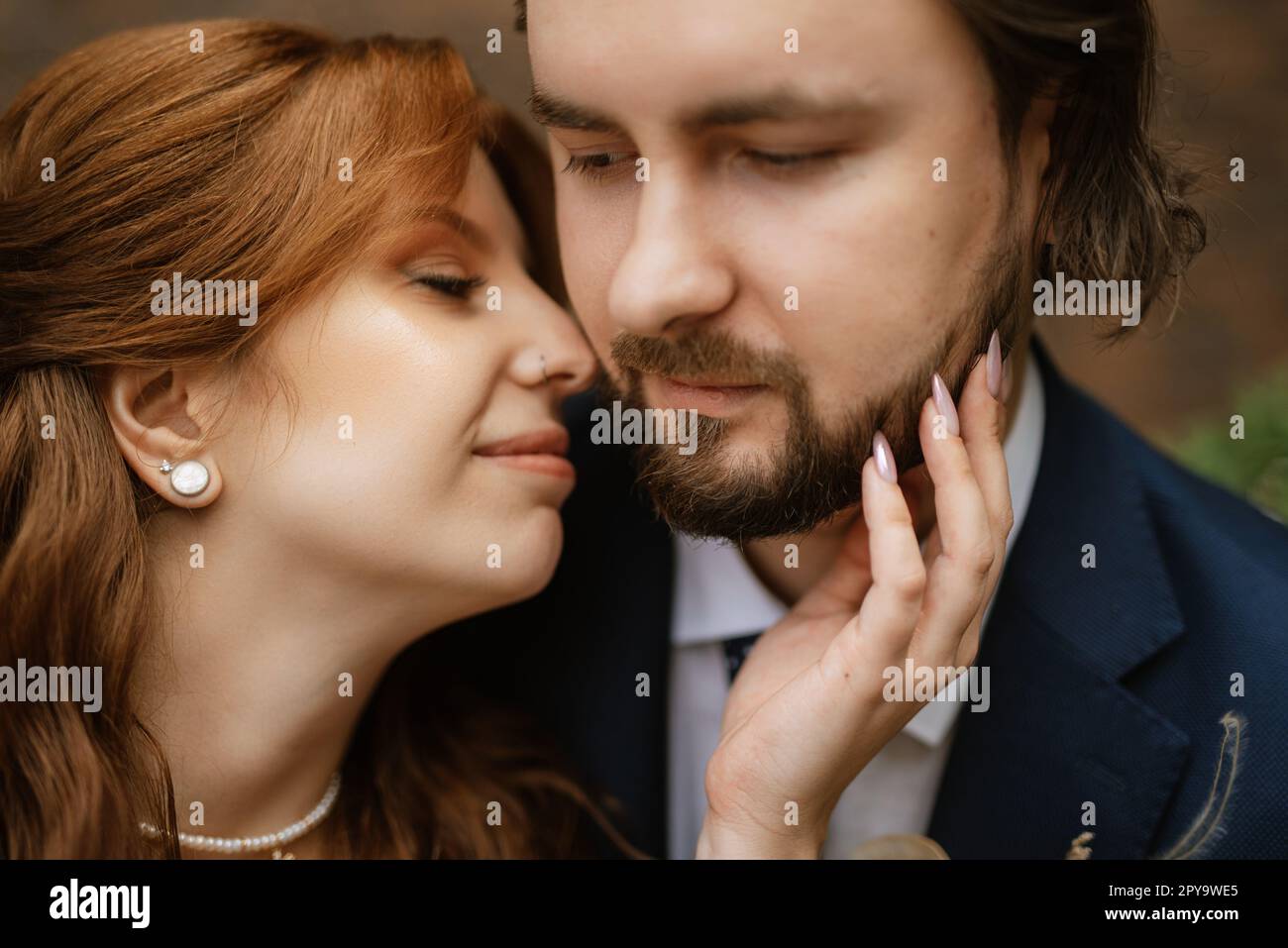 giovane coppia sposa e sposo con un vestito bianco Foto Stock