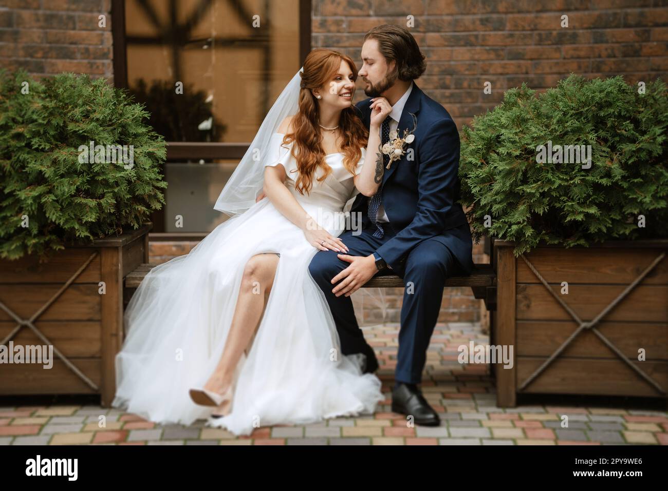 giovane coppia sposa e sposo con un vestito bianco Foto Stock