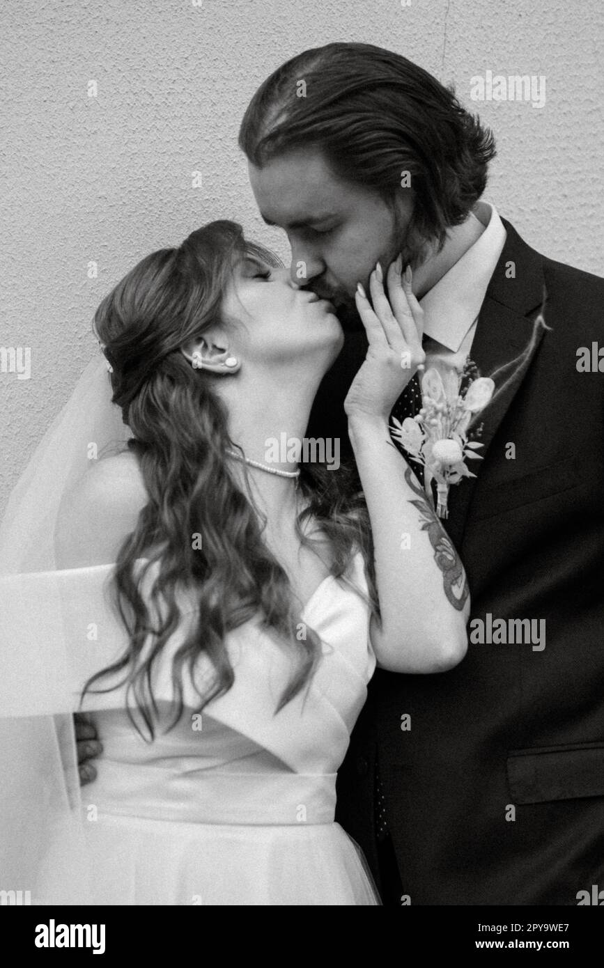 giovane coppia sposa e sposo con un vestito bianco Foto Stock