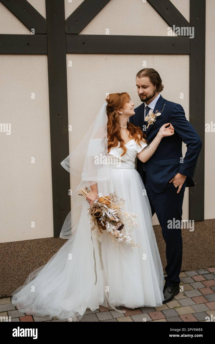 giovane coppia sposa e sposo con un vestito bianco Foto Stock