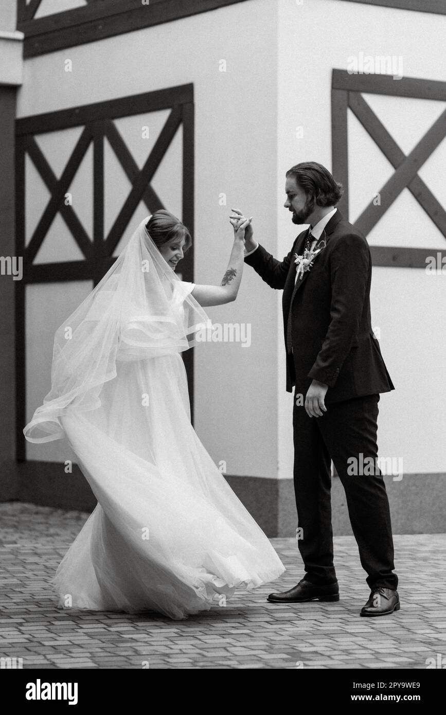 giovane coppia sposa e sposo con un vestito bianco Foto Stock