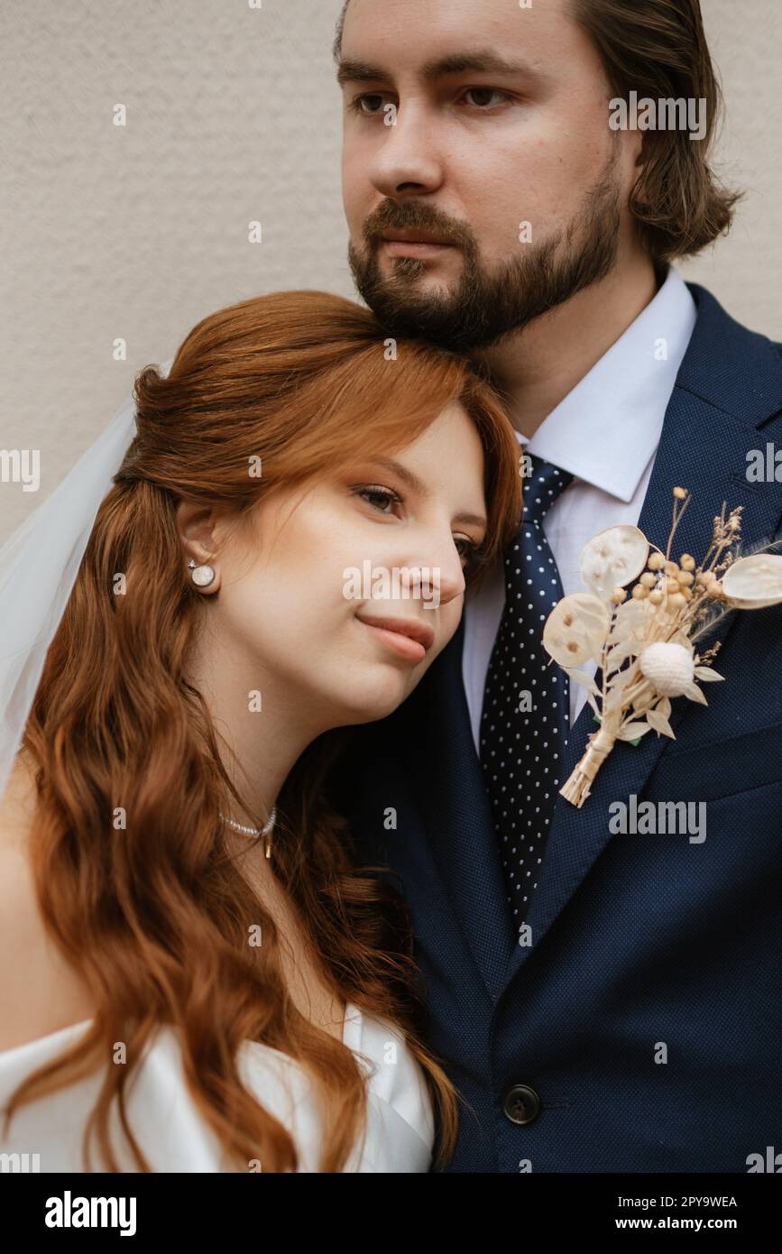 giovane coppia sposa e sposo con un vestito bianco Foto Stock