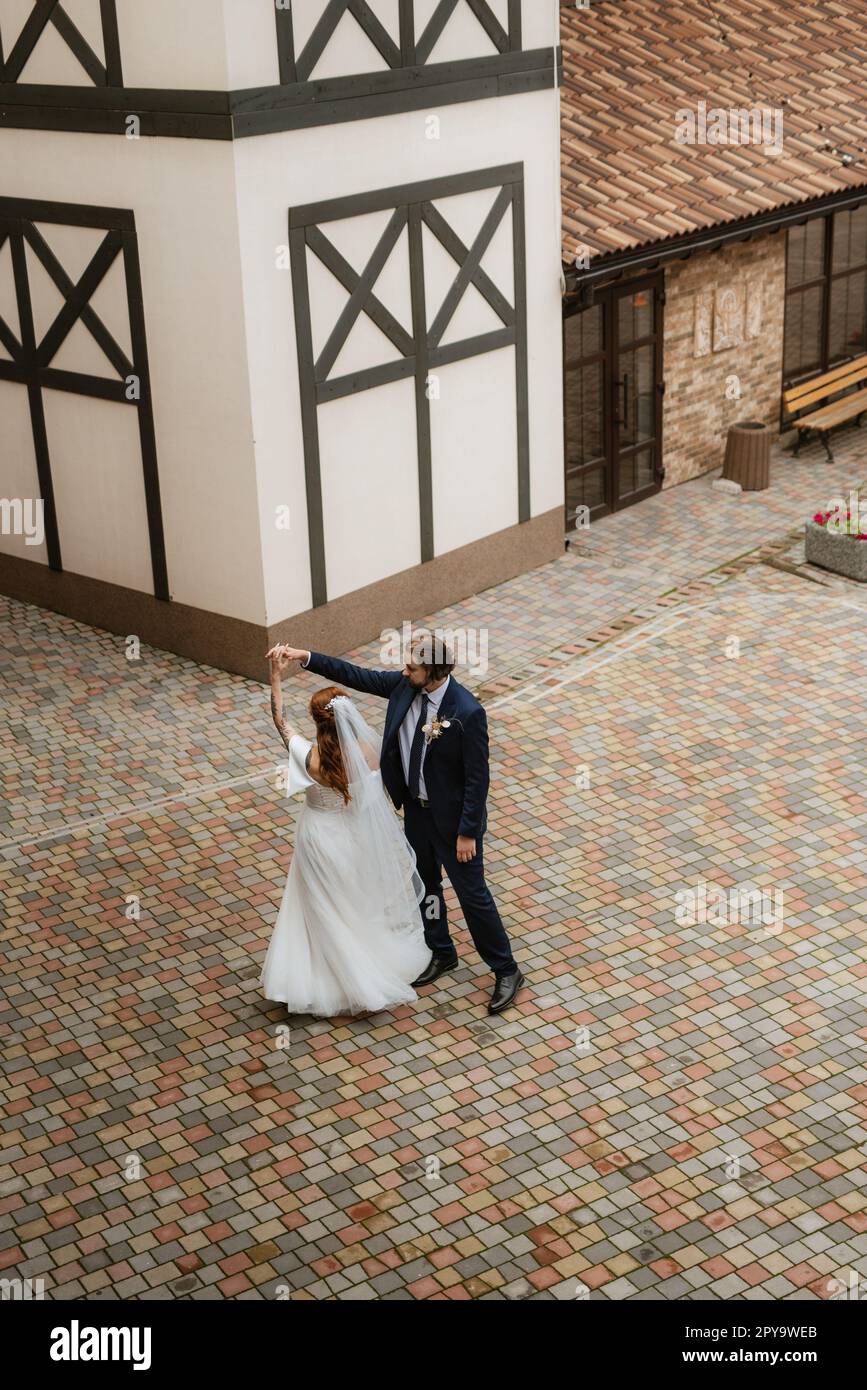 giovane coppia sposa e sposo con un vestito bianco Foto Stock