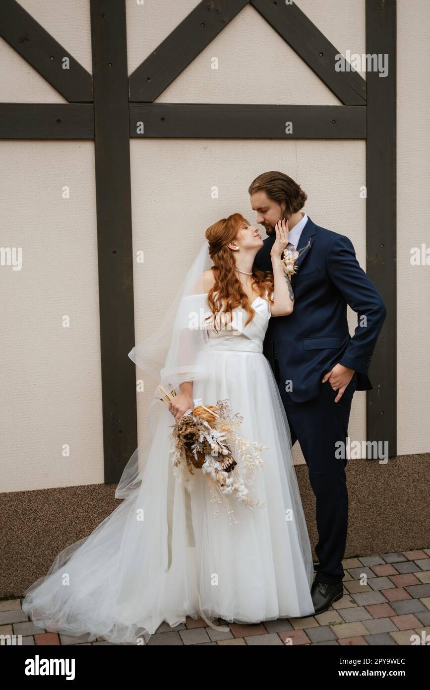 giovane coppia sposa e sposo con un vestito bianco Foto Stock