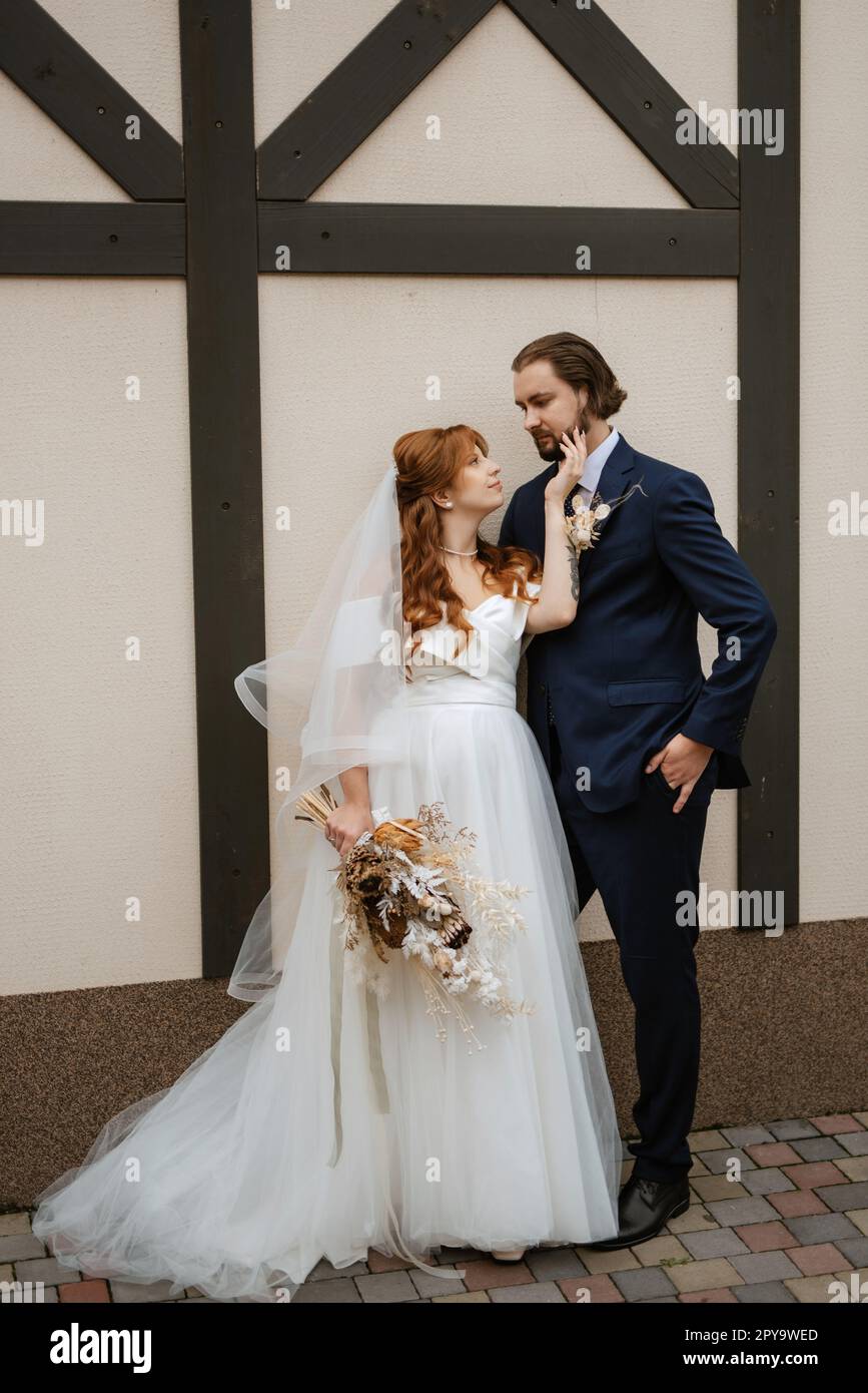 giovane coppia sposa e sposo con un vestito bianco Foto Stock