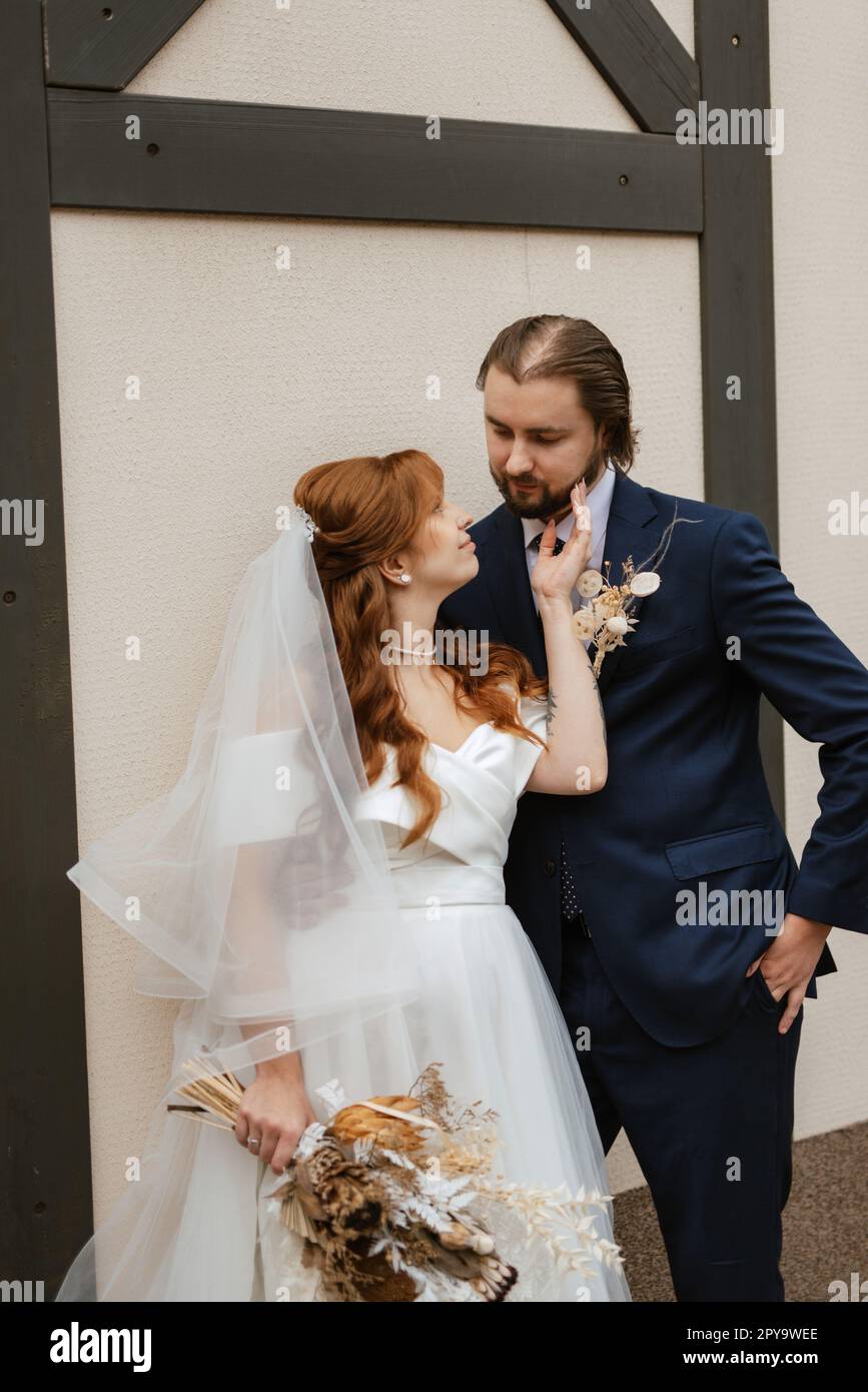 giovane coppia sposa e sposo con un vestito bianco Foto Stock