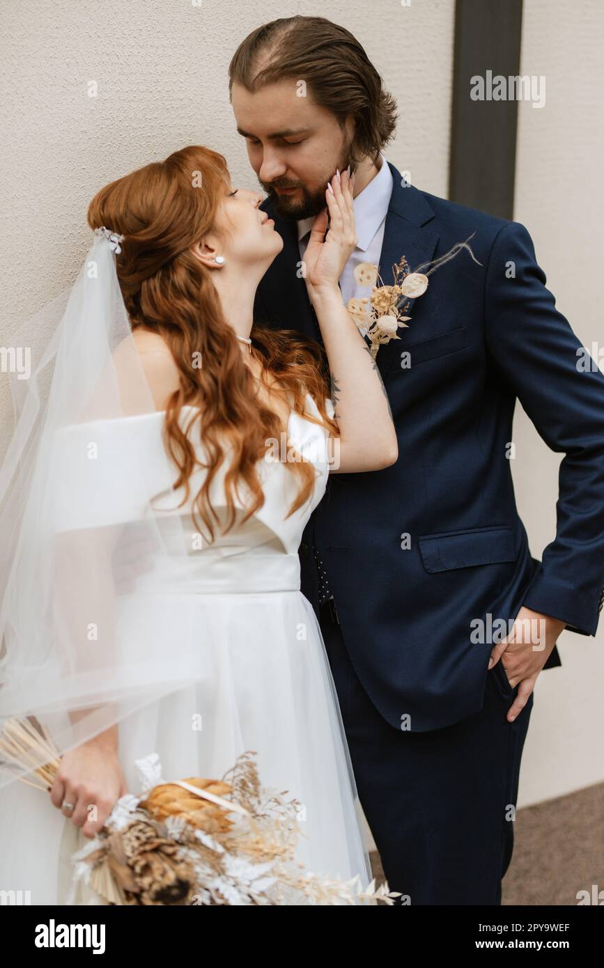 giovane coppia sposa e sposo con un vestito bianco Foto Stock