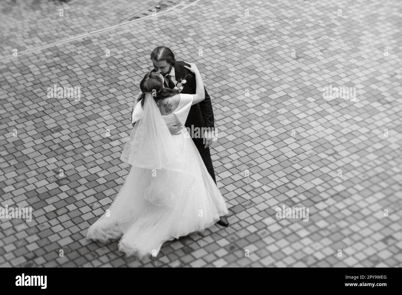 giovane coppia sposa e sposo con un vestito bianco Foto Stock