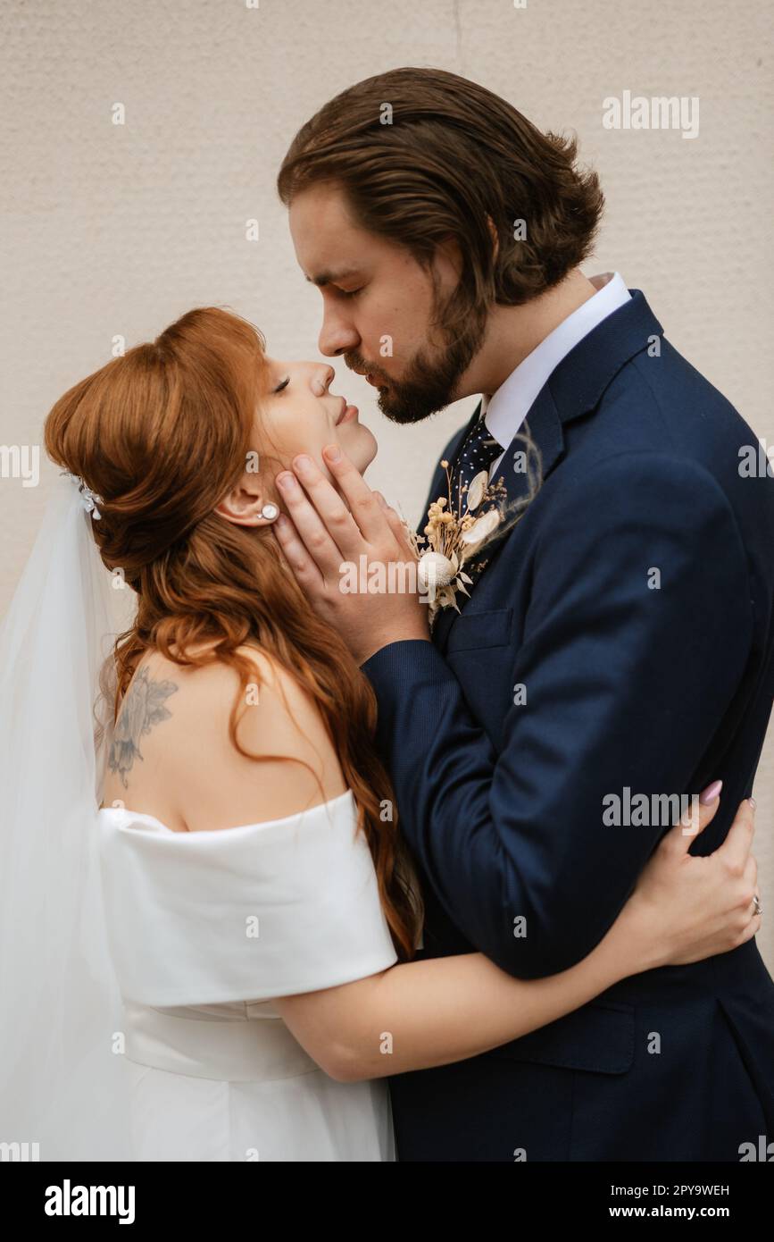 giovane coppia sposa e sposo con un vestito bianco Foto Stock