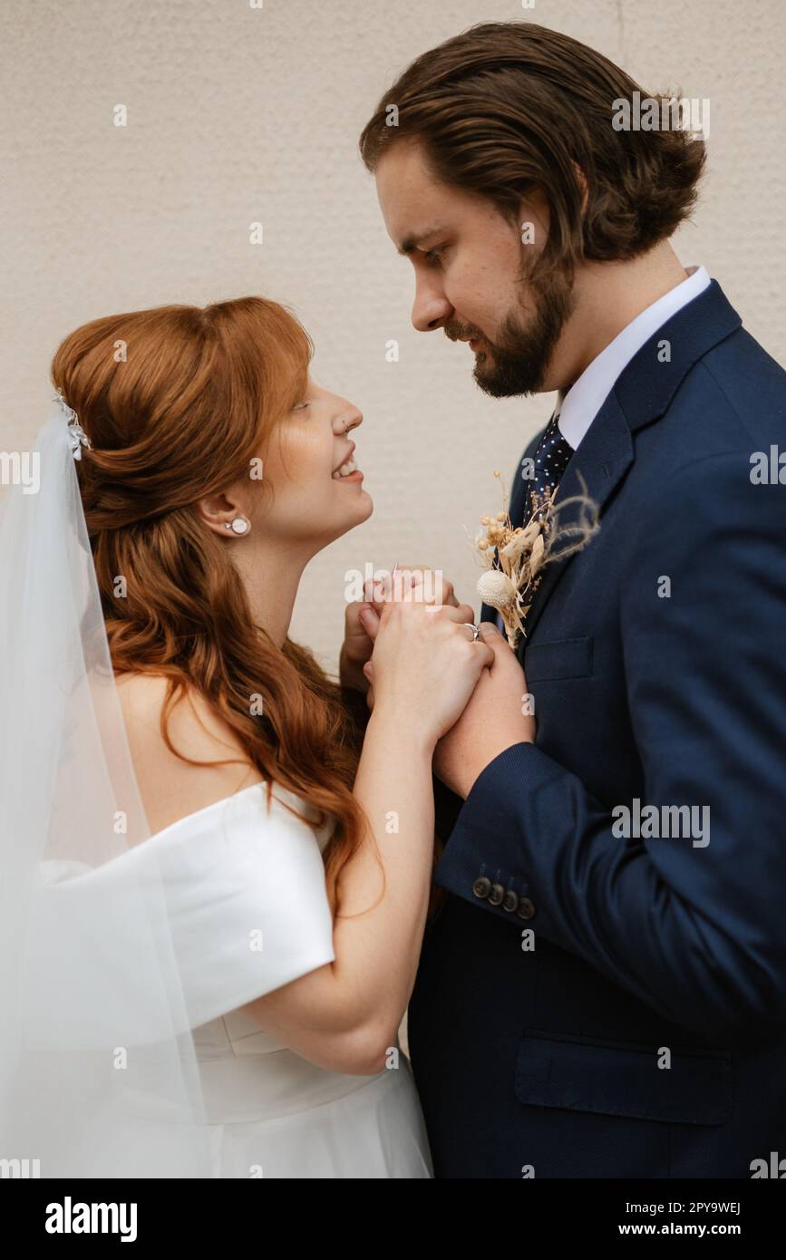 giovane coppia sposa e sposo con un vestito bianco Foto Stock