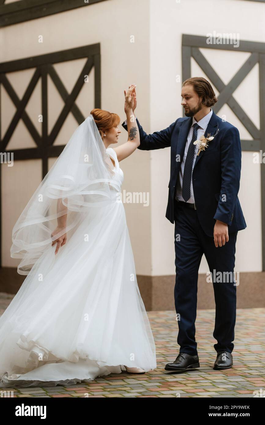 giovane coppia sposa e sposo con un vestito bianco Foto Stock