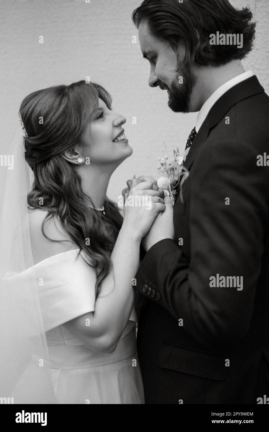 giovane coppia sposa e sposo con un vestito bianco Foto Stock