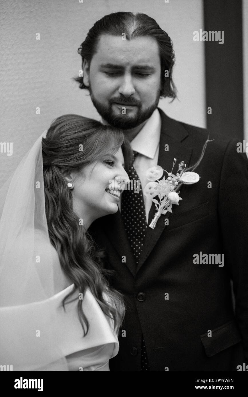 giovane coppia sposa e sposo con un vestito bianco Foto Stock