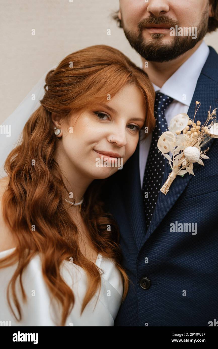giovane coppia sposa e sposo con un vestito bianco Foto Stock