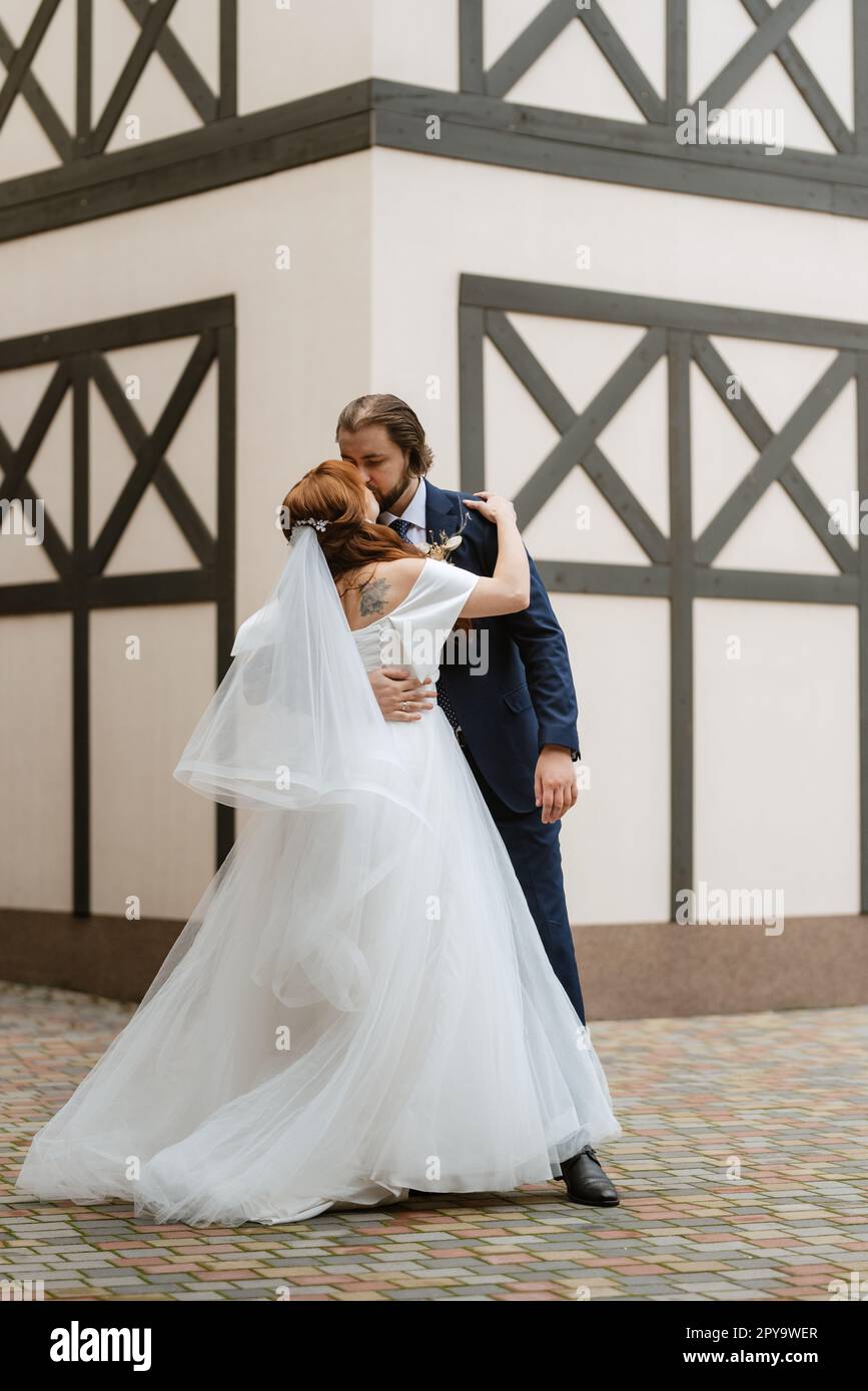 giovane coppia sposa e sposo con un vestito bianco Foto Stock