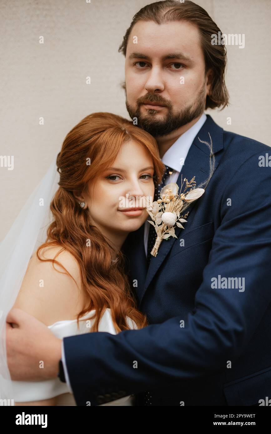 giovane coppia sposa e sposo con un vestito bianco Foto Stock