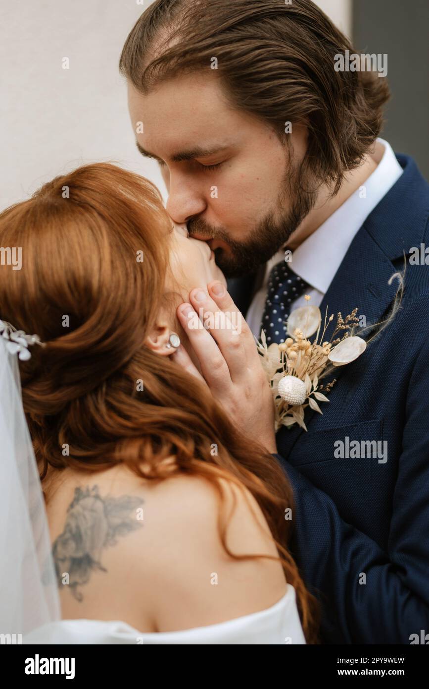 giovane coppia sposa e sposo con un vestito bianco Foto Stock