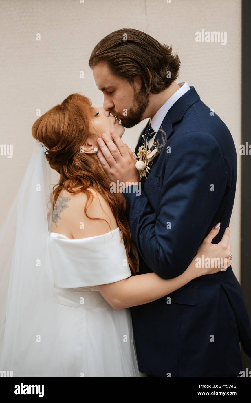 giovane coppia sposa e sposo con un vestito bianco Foto Stock