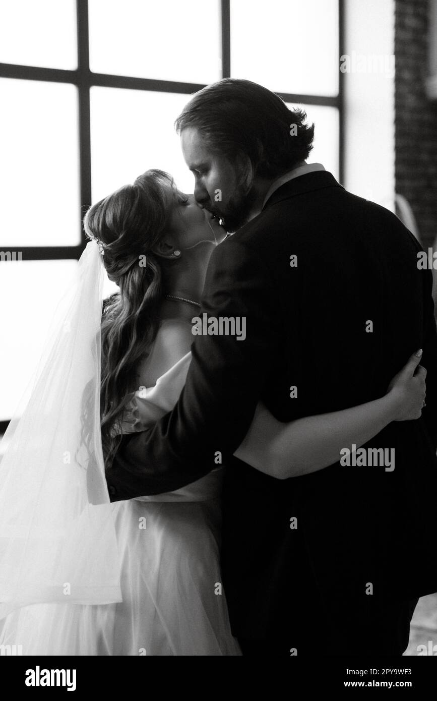 giovane coppia sposa e sposo con un vestito bianco Foto Stock