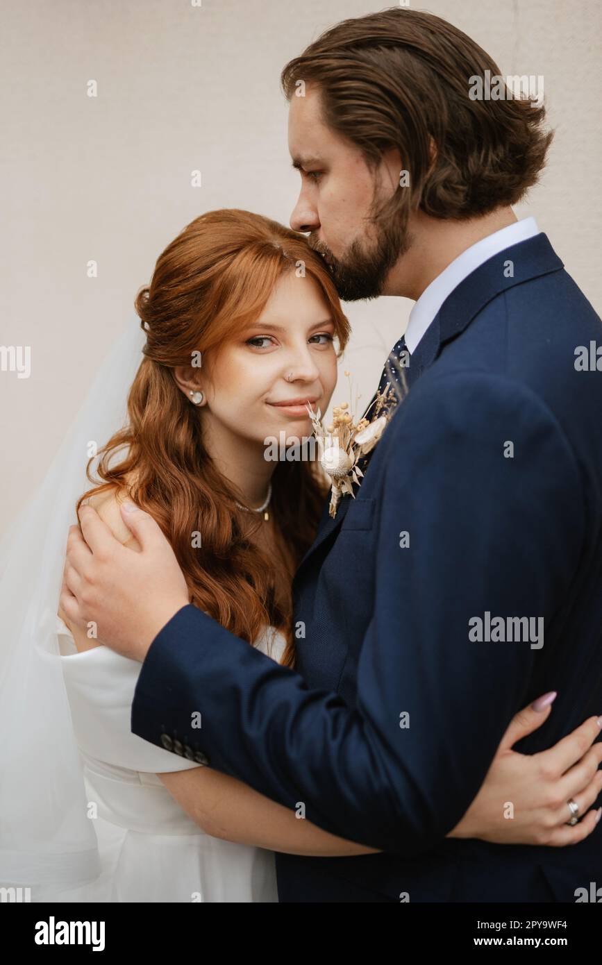 giovane coppia sposa e sposo con un vestito bianco Foto Stock