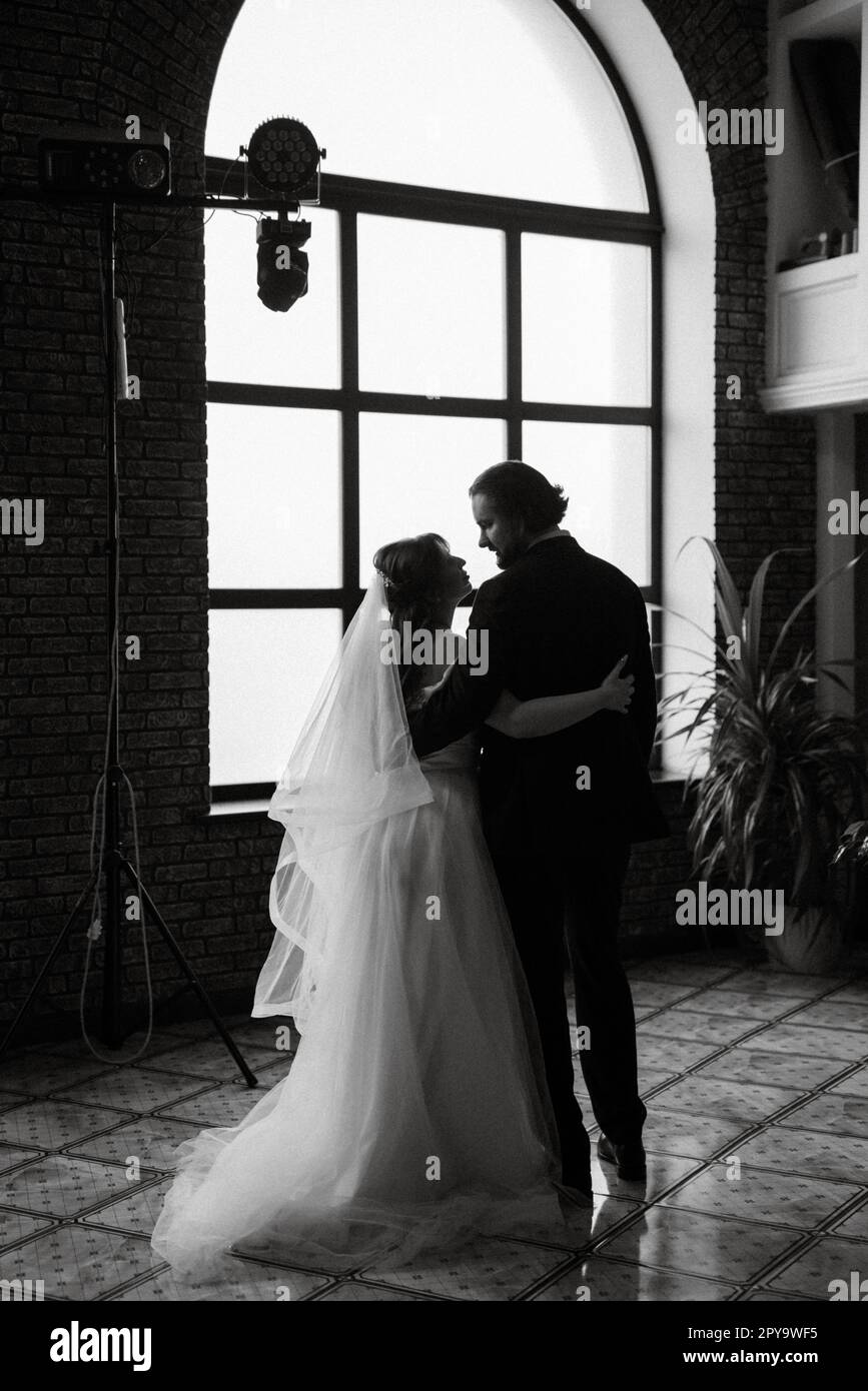 giovane coppia sposa e sposo con un vestito bianco Foto Stock