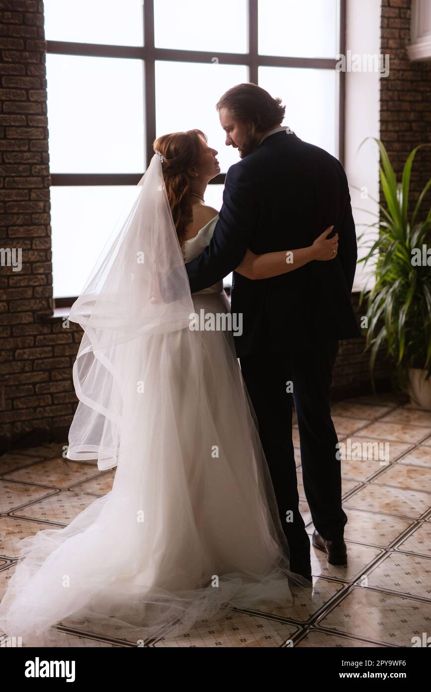 giovane coppia sposa e sposo con un vestito bianco Foto Stock