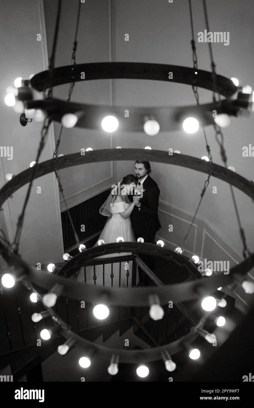 giovane coppia sposa e sposo con un vestito bianco Foto Stock