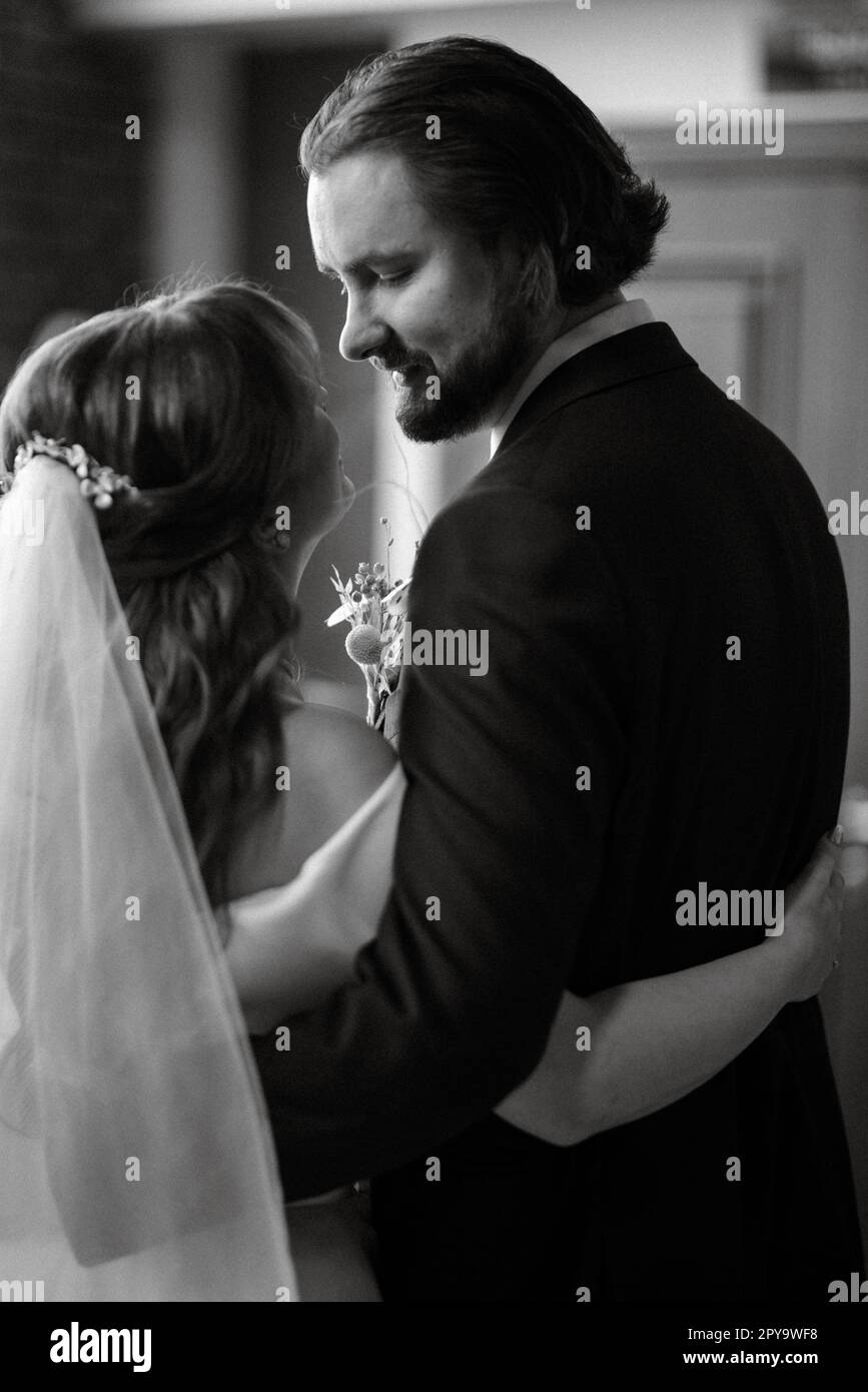 giovane coppia sposa e sposo con un vestito bianco Foto Stock