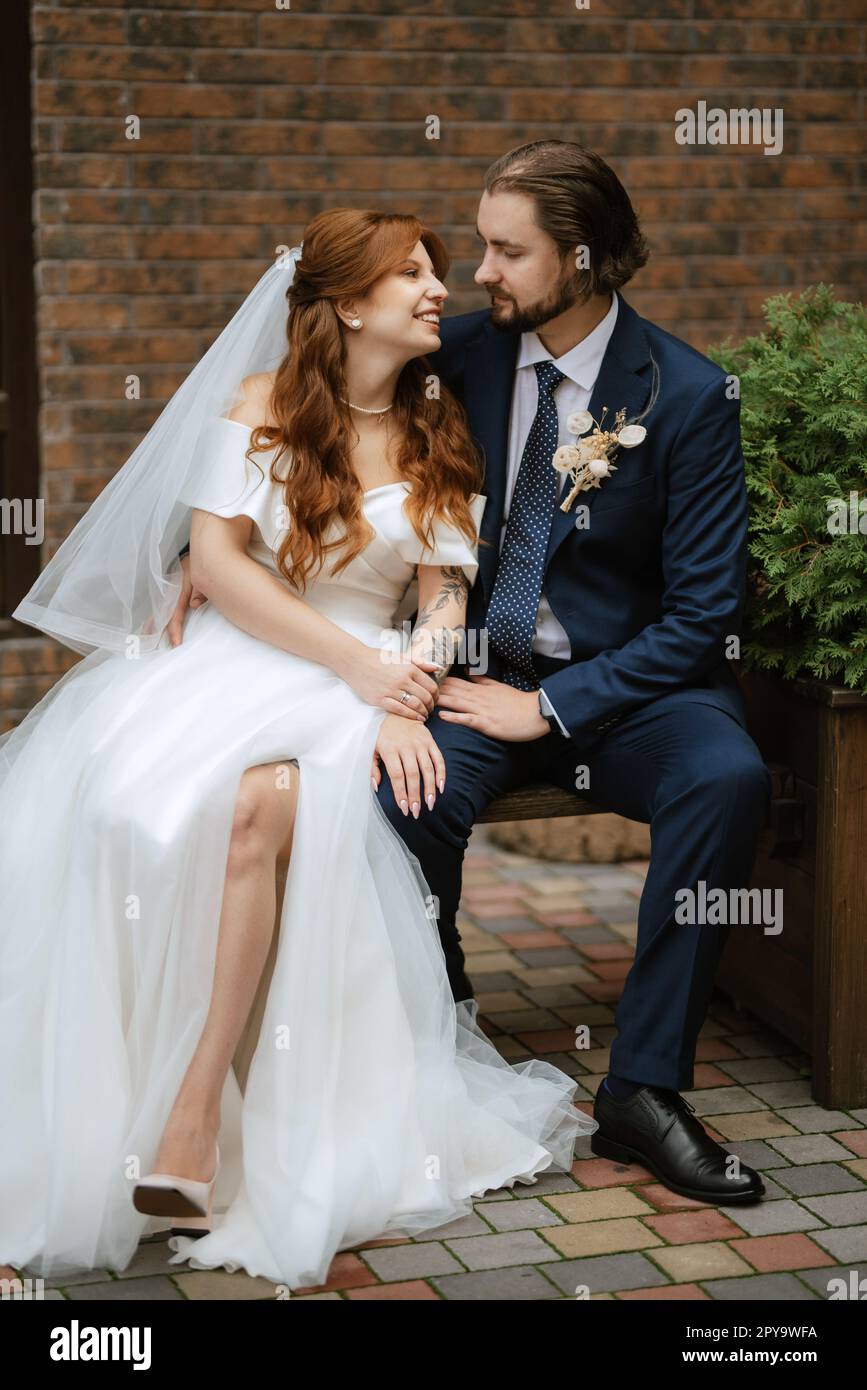 giovane coppia sposa e sposo con un vestito bianco Foto Stock