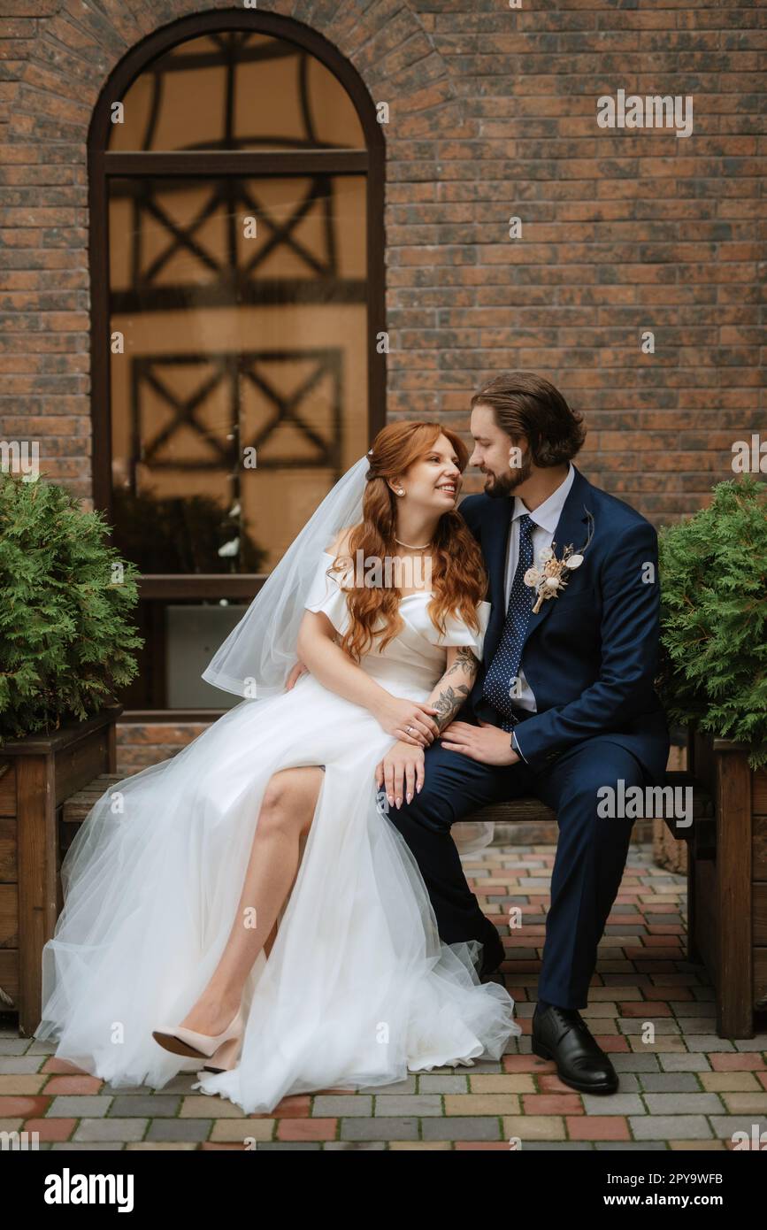 giovane coppia sposa e sposo con un vestito bianco Foto Stock