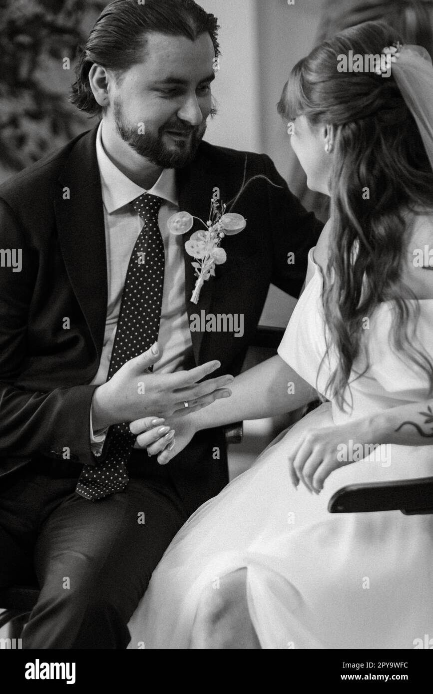 giovane coppia sposa e sposo con un vestito bianco Foto Stock