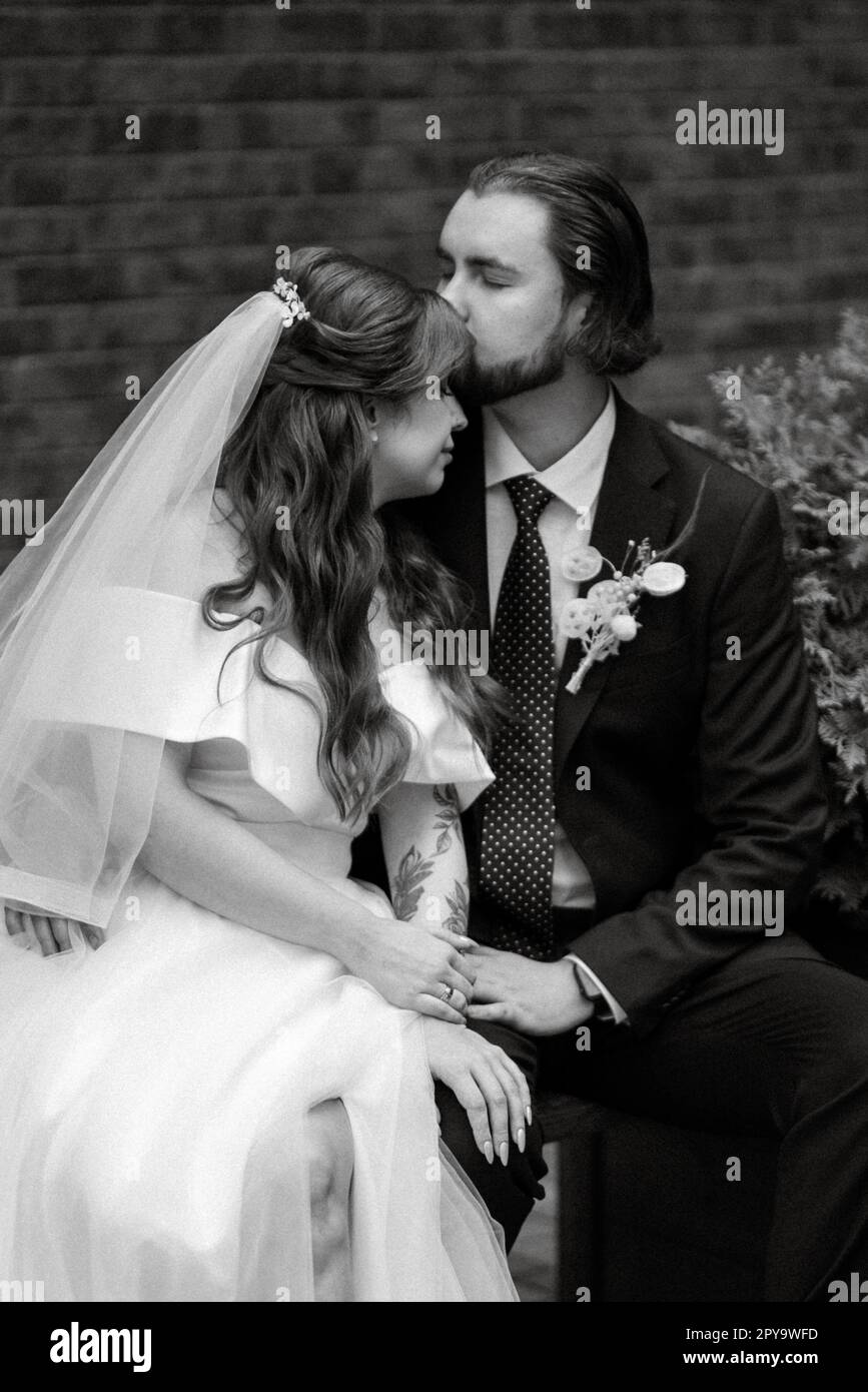 giovane coppia sposa e sposo con un vestito bianco Foto Stock