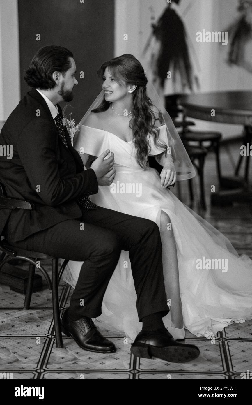 giovane coppia sposa e sposo con un vestito bianco Foto Stock