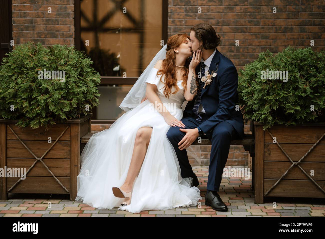 giovane coppia sposa e sposo con un vestito bianco Foto Stock