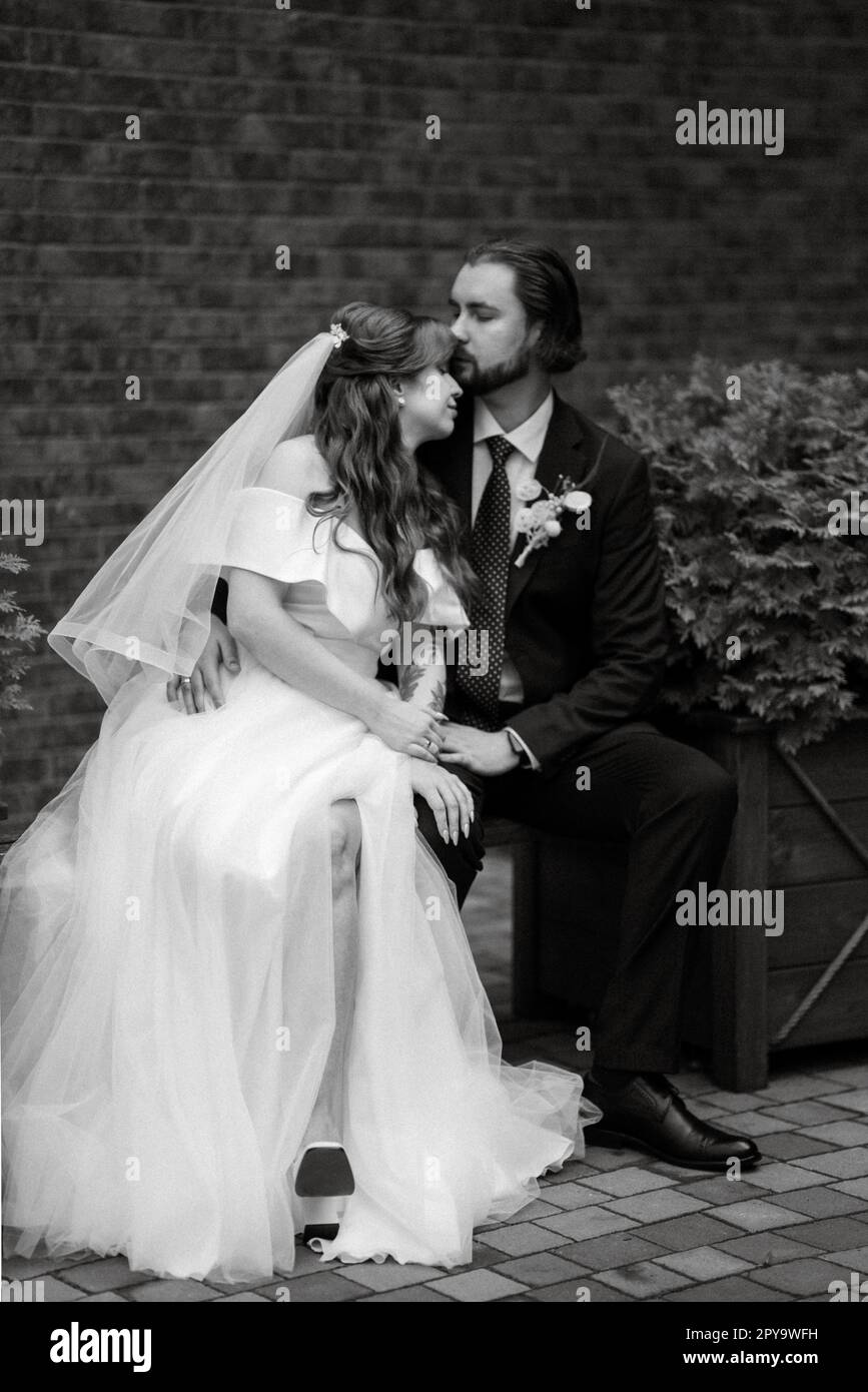 giovane coppia sposa e sposo con un vestito bianco Foto Stock