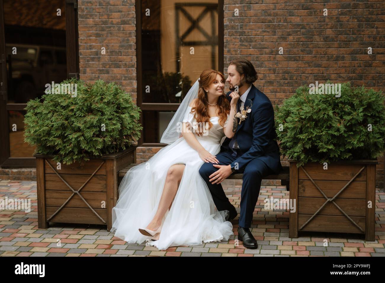 giovane coppia sposa e sposo con un vestito bianco Foto Stock