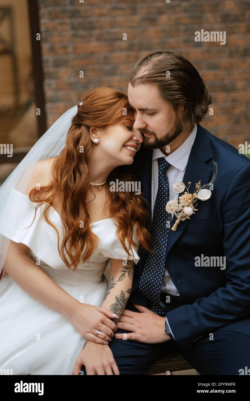 giovane coppia sposa e sposo con un vestito bianco Foto Stock