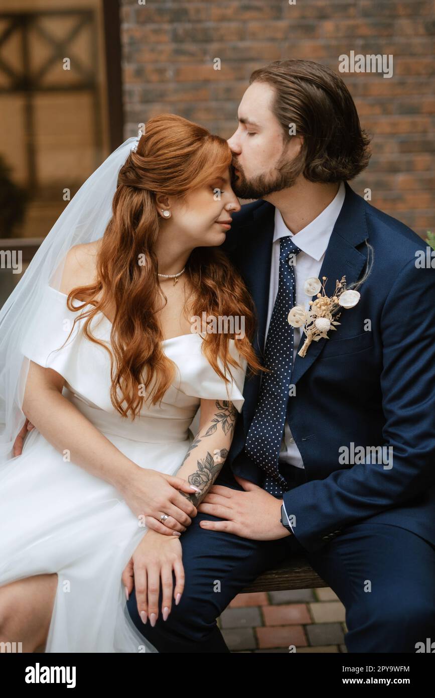 giovane coppia sposa e sposo con un vestito bianco Foto Stock