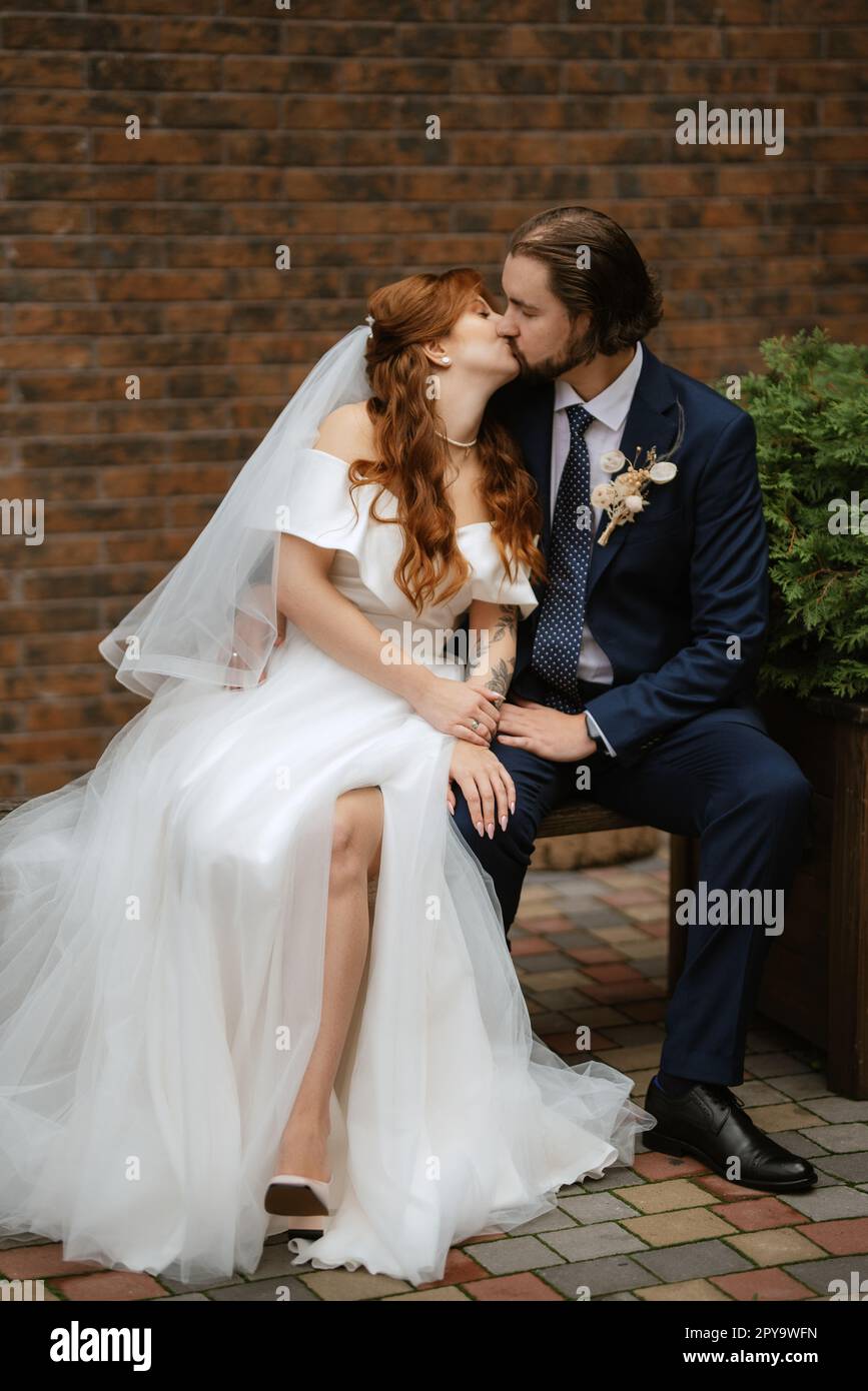 giovane coppia sposa e sposo con un vestito bianco Foto Stock