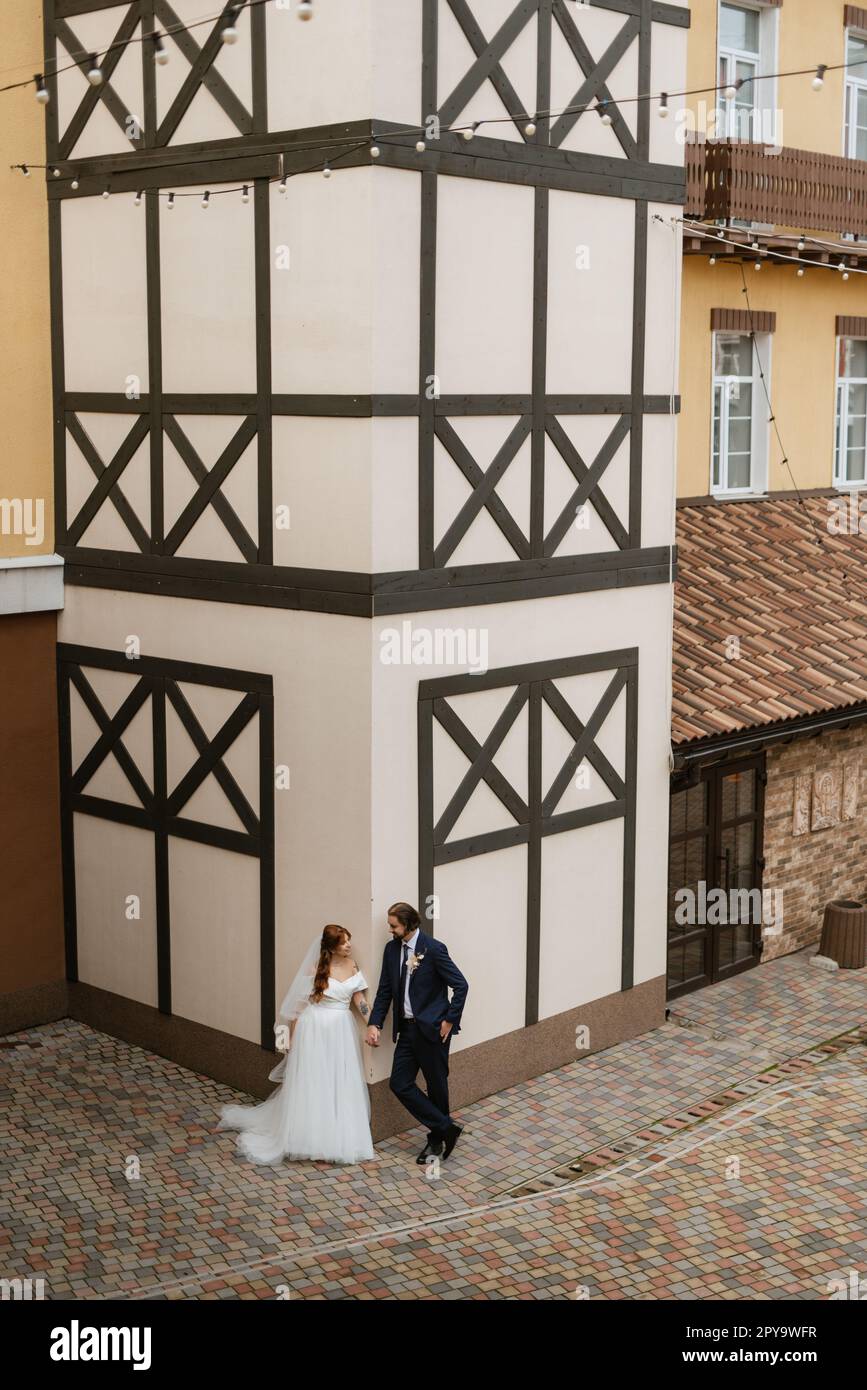 giovane coppia sposa e sposo con un vestito bianco Foto Stock