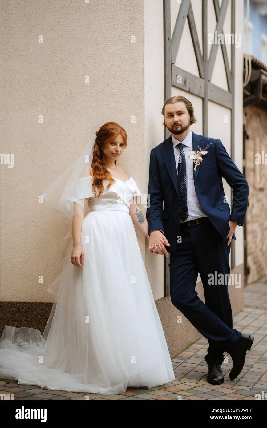 giovane coppia sposa e sposo con un vestito bianco Foto Stock