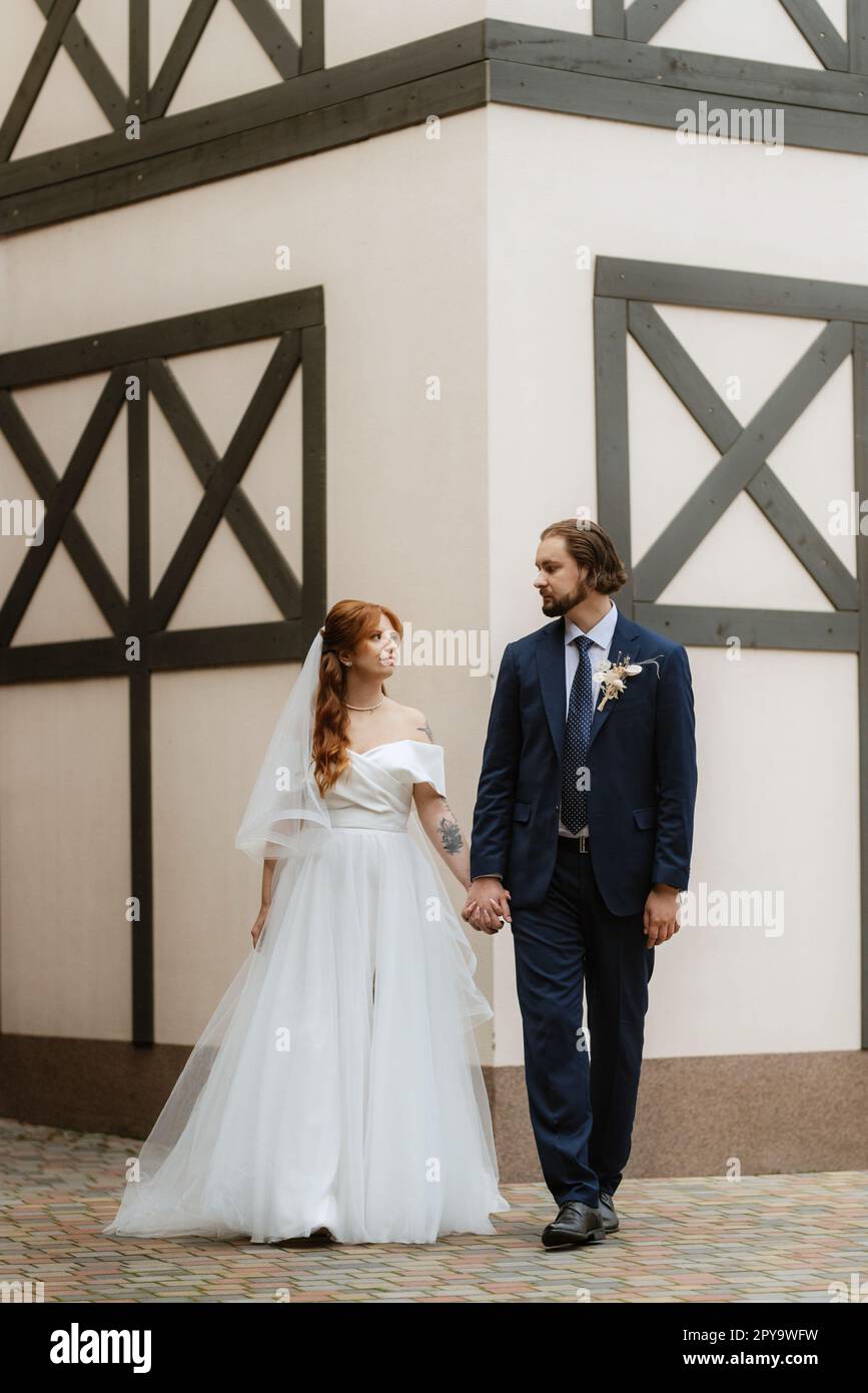 giovane coppia sposa e sposo con un vestito bianco Foto Stock