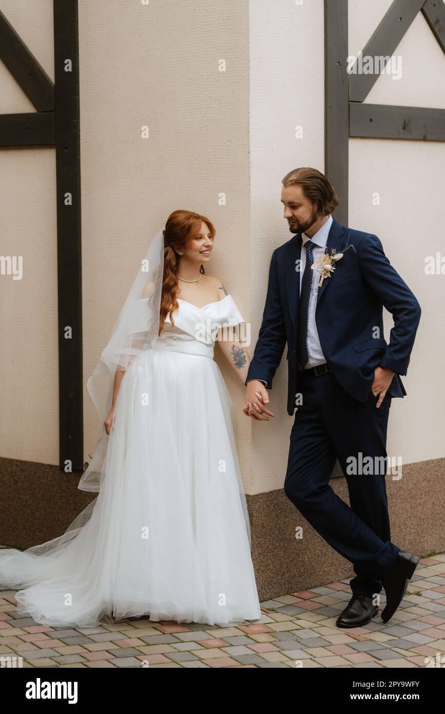 giovane coppia sposa e sposo con un vestito bianco Foto Stock