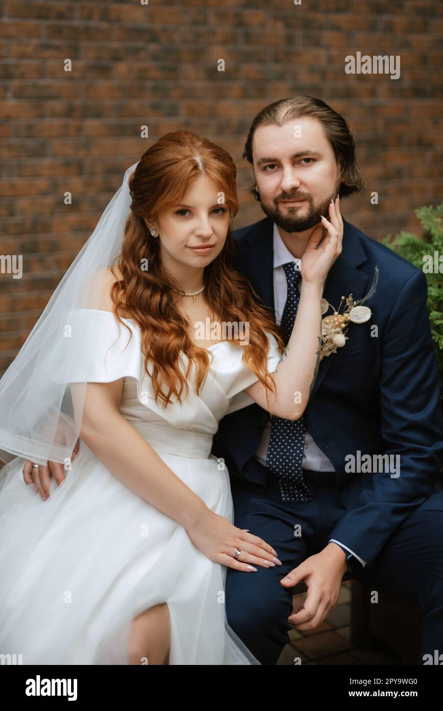 giovane coppia sposa e sposo con un vestito bianco Foto Stock