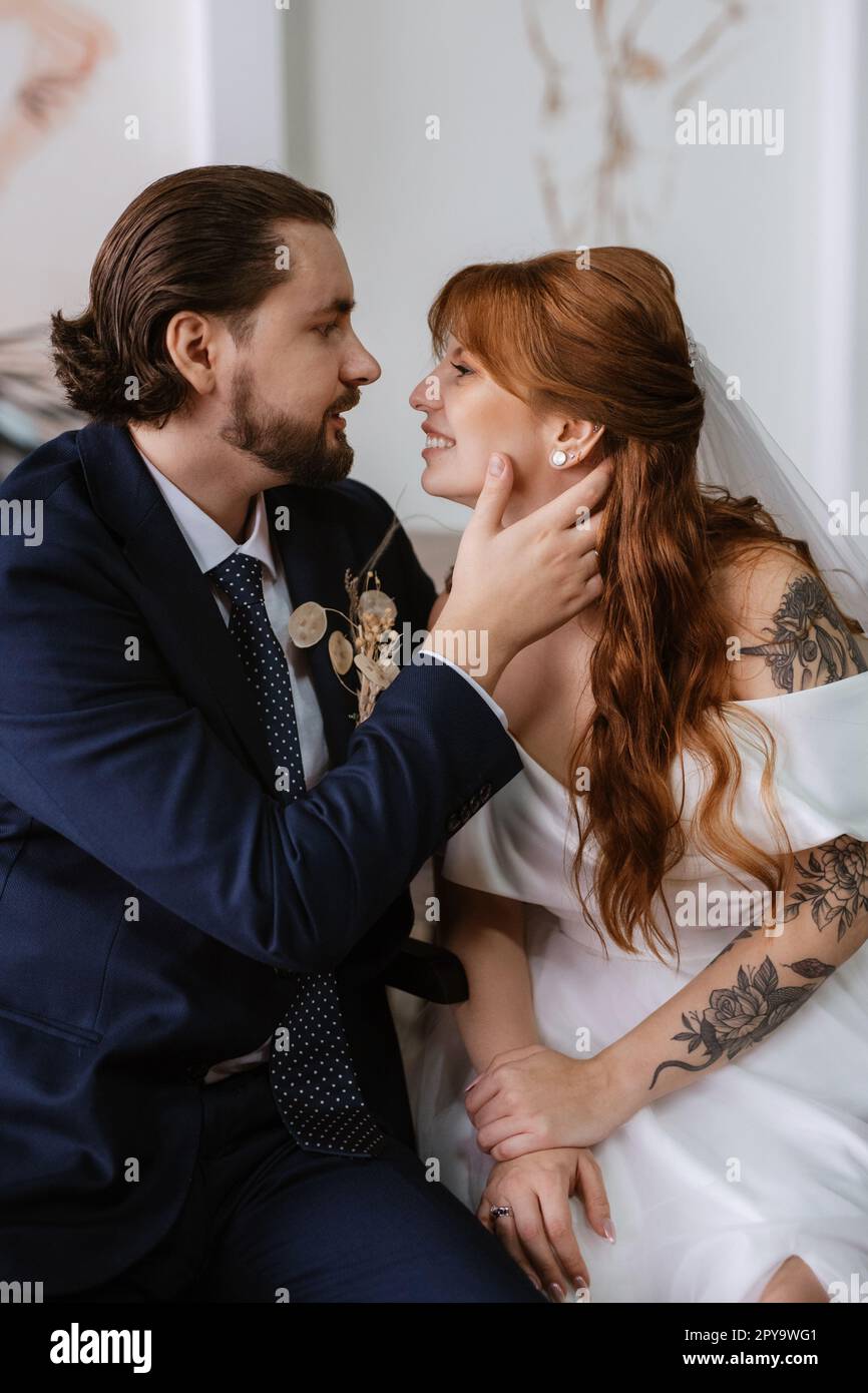 giovane coppia sposa e sposo con un vestito bianco Foto Stock