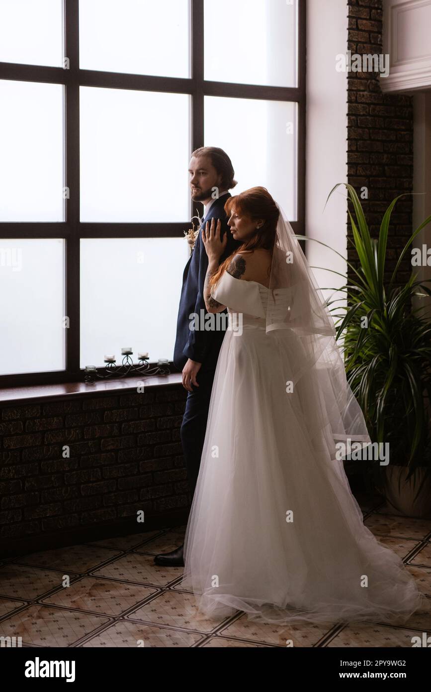 giovane coppia sposa e sposo con un vestito bianco Foto Stock