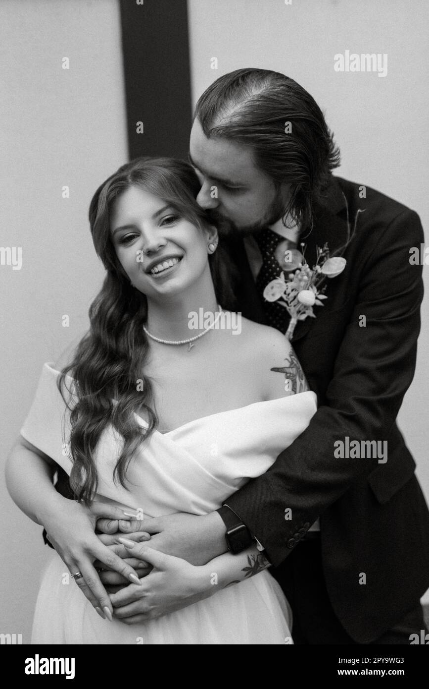 giovane coppia sposa e sposo con un vestito bianco Foto Stock