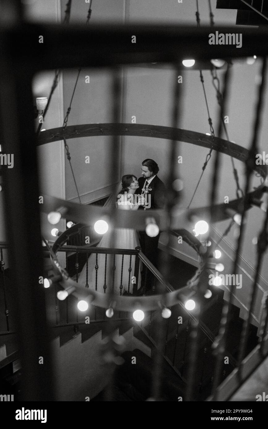 giovane coppia sposa e sposo con un vestito bianco Foto Stock