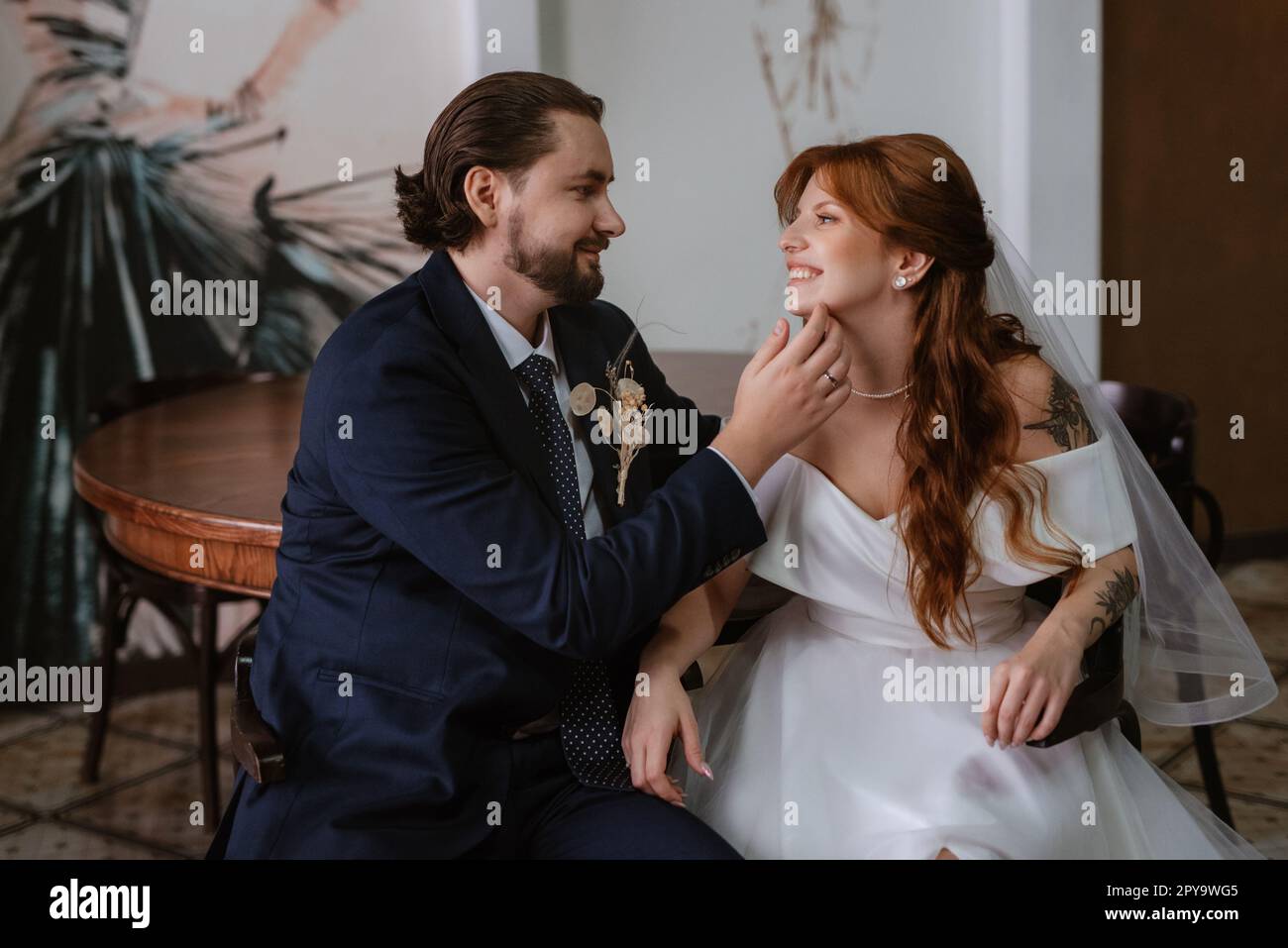 giovane coppia sposa e sposo con un vestito bianco Foto Stock