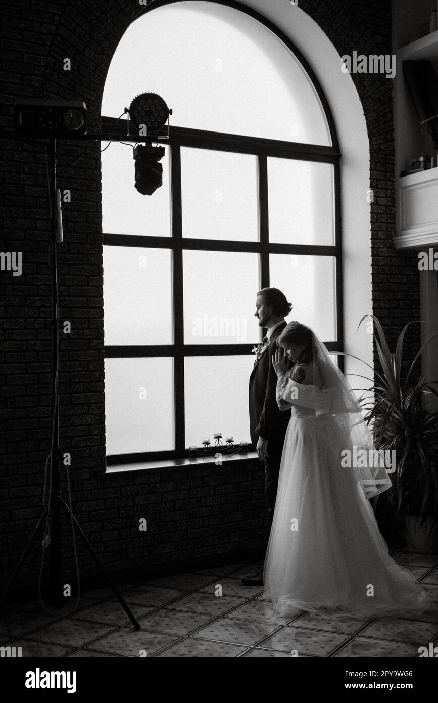 giovane coppia sposa e sposo con un vestito bianco Foto Stock